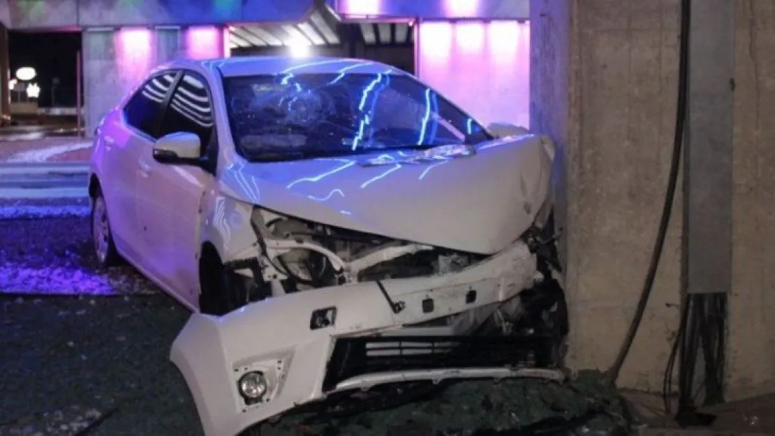 Alkollü sürücü, otomobille köprülü kavşağın ayağına çarptı: 3 yaralı
