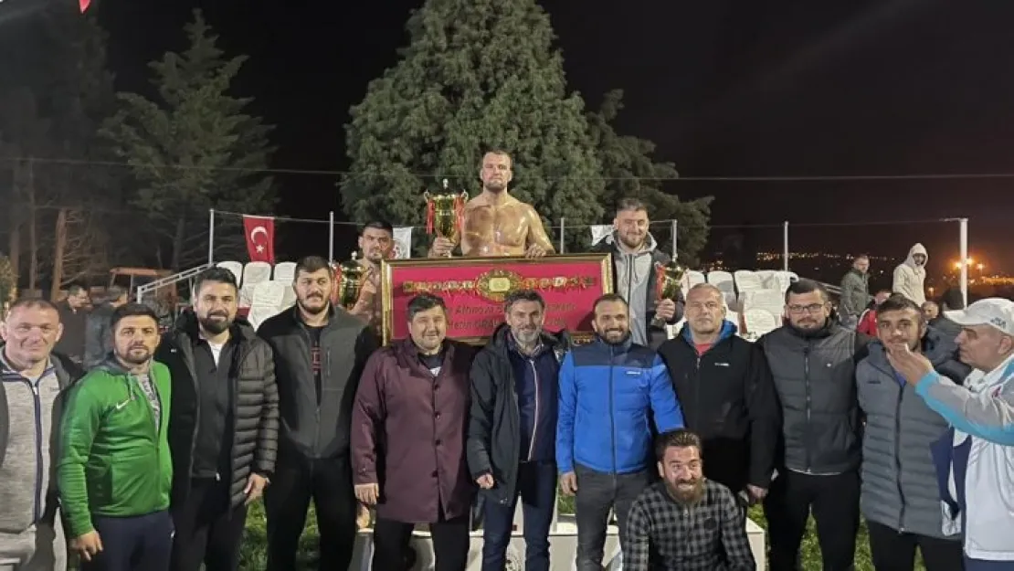 Altınova'da başpehlivanlığı Hüseyin Gümüşalan kazandı