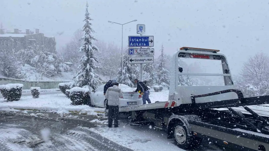 Aniden bastıran kar yağışı vatandaşlara zor anlar yaşatıyor