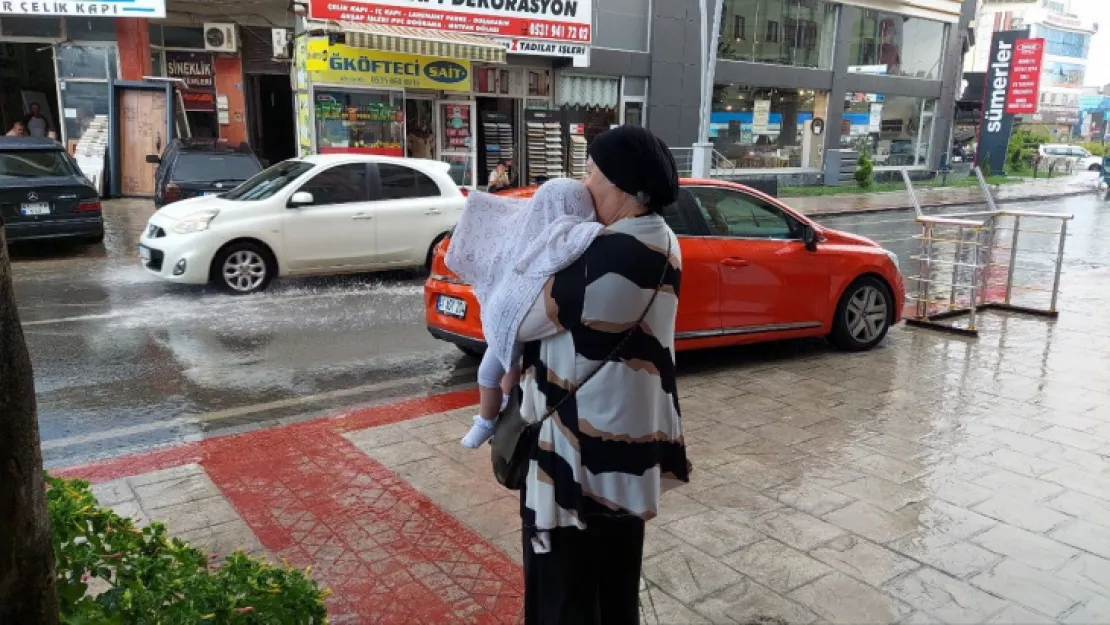 Yağmura vatandaşlar hazırlıksız yakalandı
