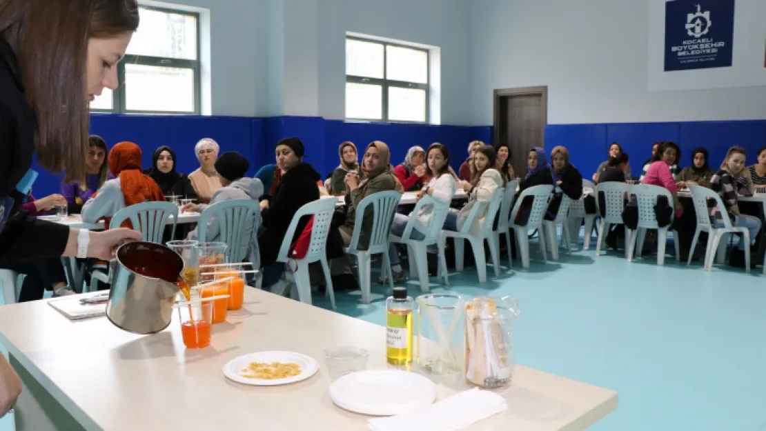 Anne Şehir'den kokulu mum yapımı