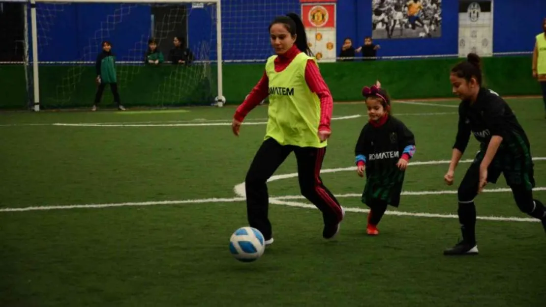 Anneler, futbolcu kızları için yeşil sahada ter döktü