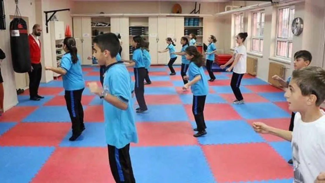 Annelerin spor yaptığı merkezde çocukları eğitim alıyor