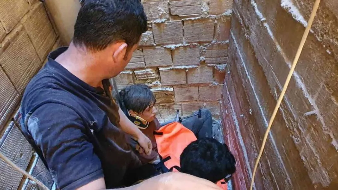 Apartman boşluğuna düşen genci itfaiye ekibi kurtardı