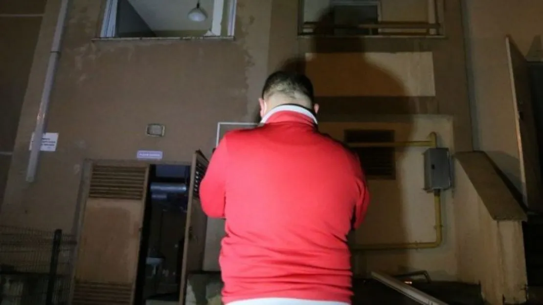 Apartman dairesinde doğalgaz bomba gibi patladı: 1 ağır yaralı 