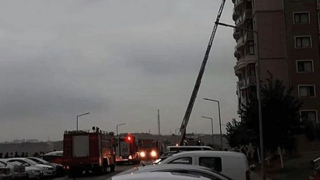 Apartmanın çatısına yıldırım düştü!