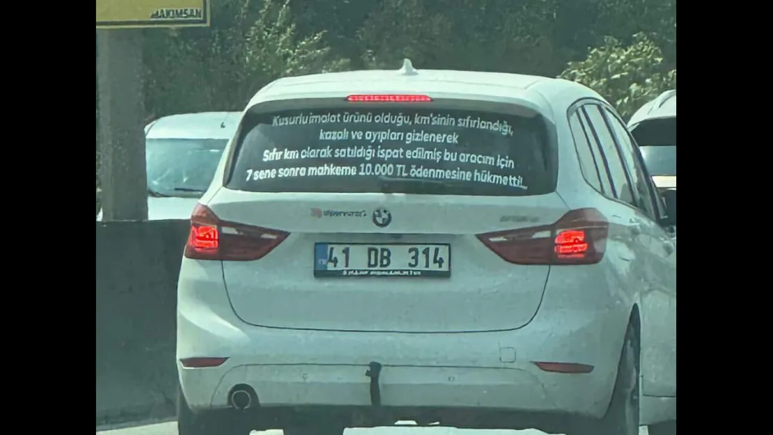 Arabasının arkasına yazdığı yazıyı gören dönüp bir daha bakıyor