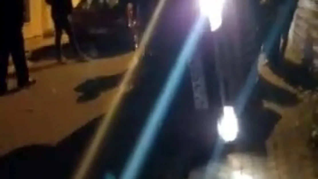 Araca çarpan otomobil yan yattı