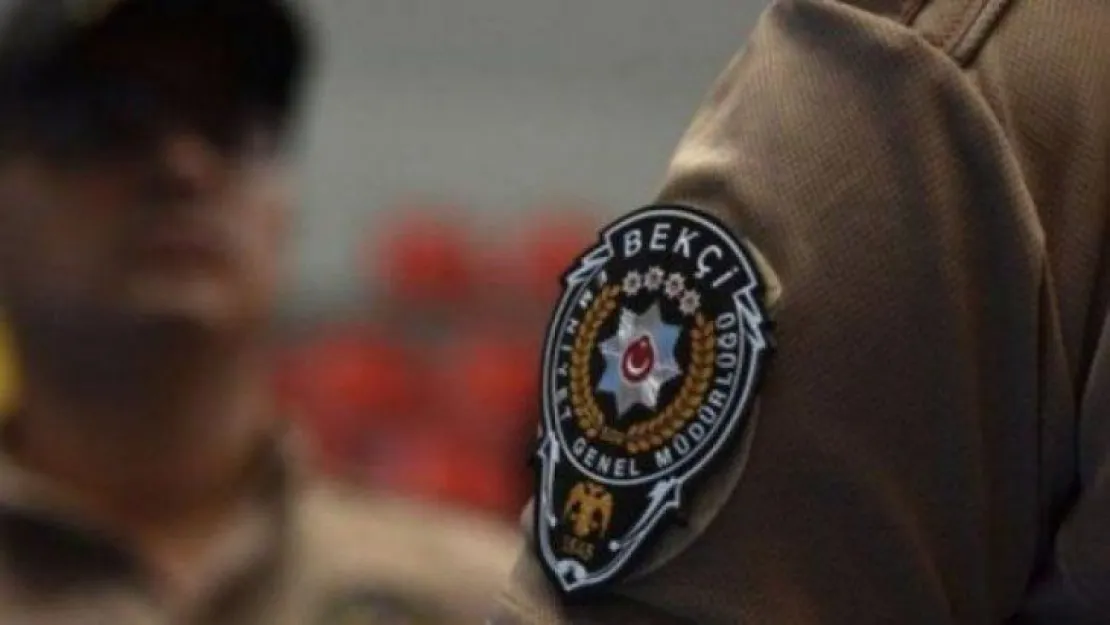 Aracını bekçinin üzerine sürdü!