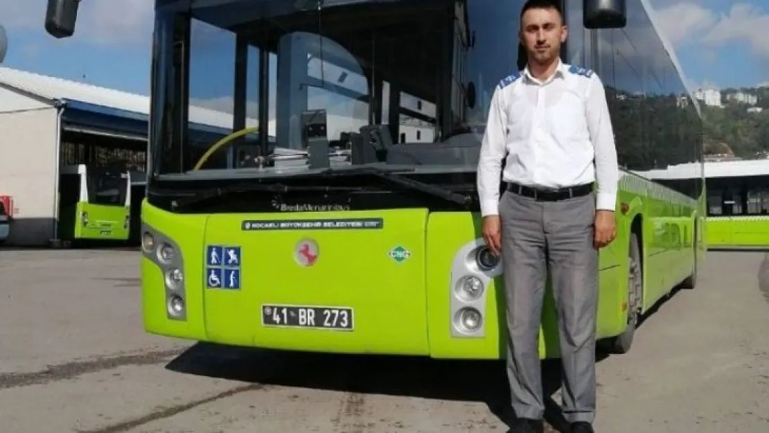 Aracını durdurup koluna girdiği yolcusunu yolun karşısına geçirdi
