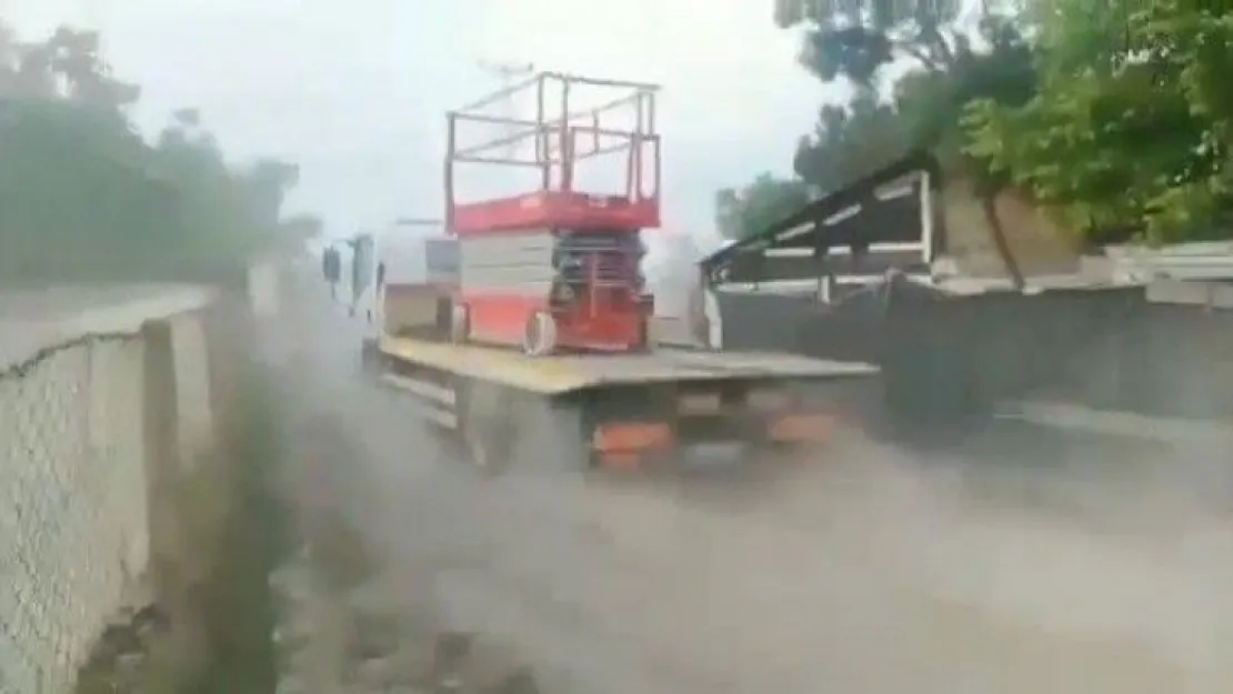 Araçların oluşturduğu tozdan bıkan mahalleli yolu kapattı
