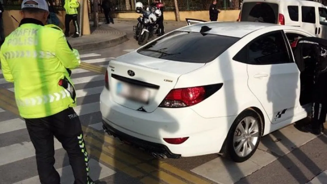 Aranan şahıslar okul uygulamalarında yakalandı