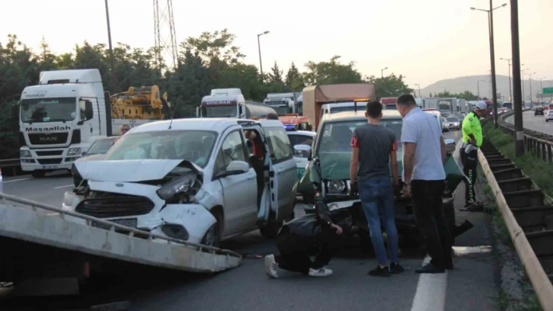 Arıza yapan kamyon zincirleme kazaya sebep oldu