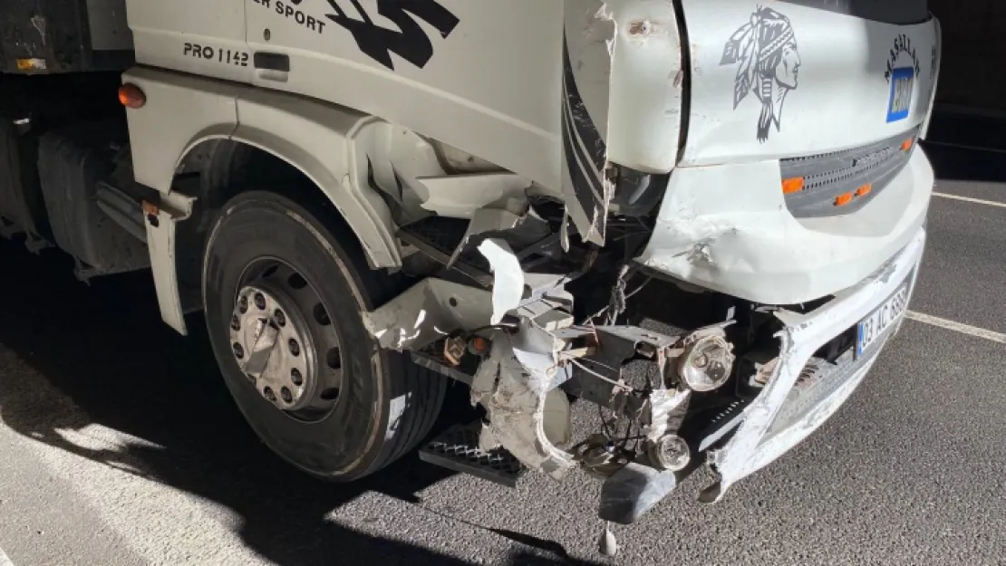 Arızalanan otomobile tır çarptı! Çok sayıda yaralı var
