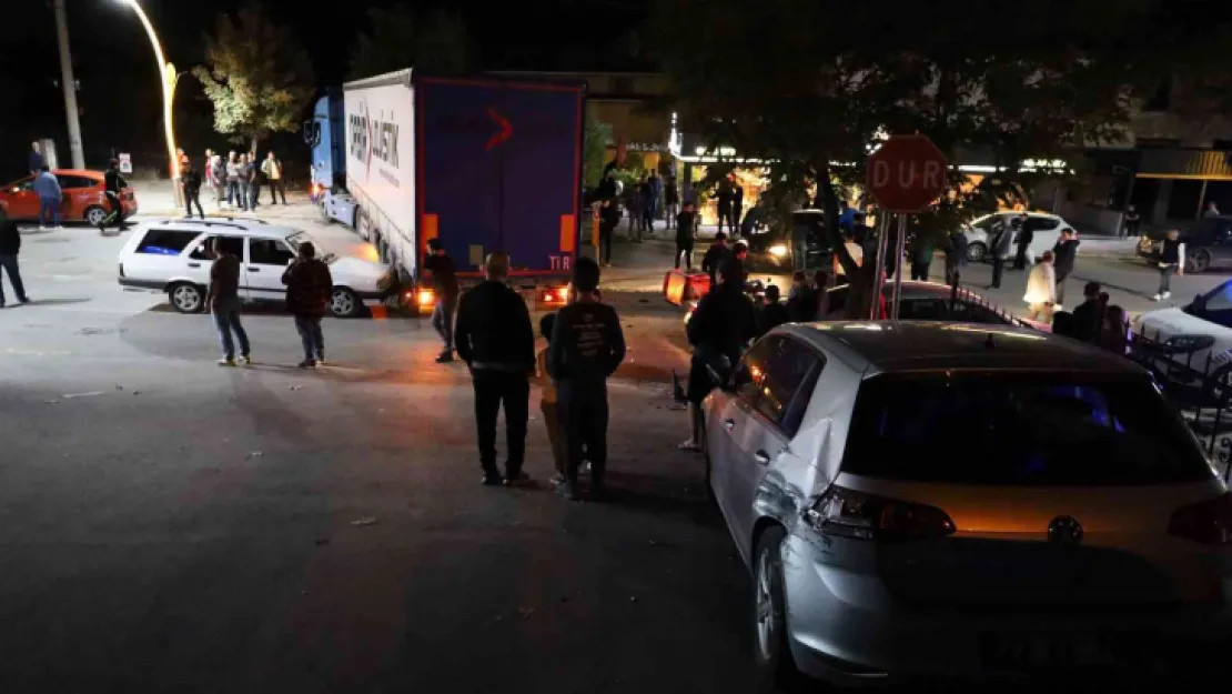 Arızalanan tır caddeye daldı, ortalık savaş alanına döndü