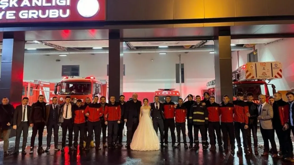Arkadaşları düğününe gelemeyince, kendisi görev yerine gitti