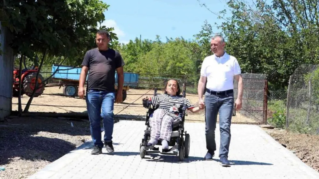 Aslıhan'ın yüzü kilit parke taşıyla güldü