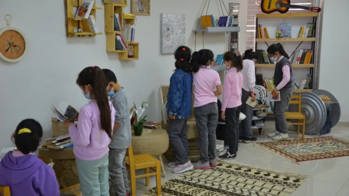 Atık malzemelerden kütüphane eşyaları ürettiler