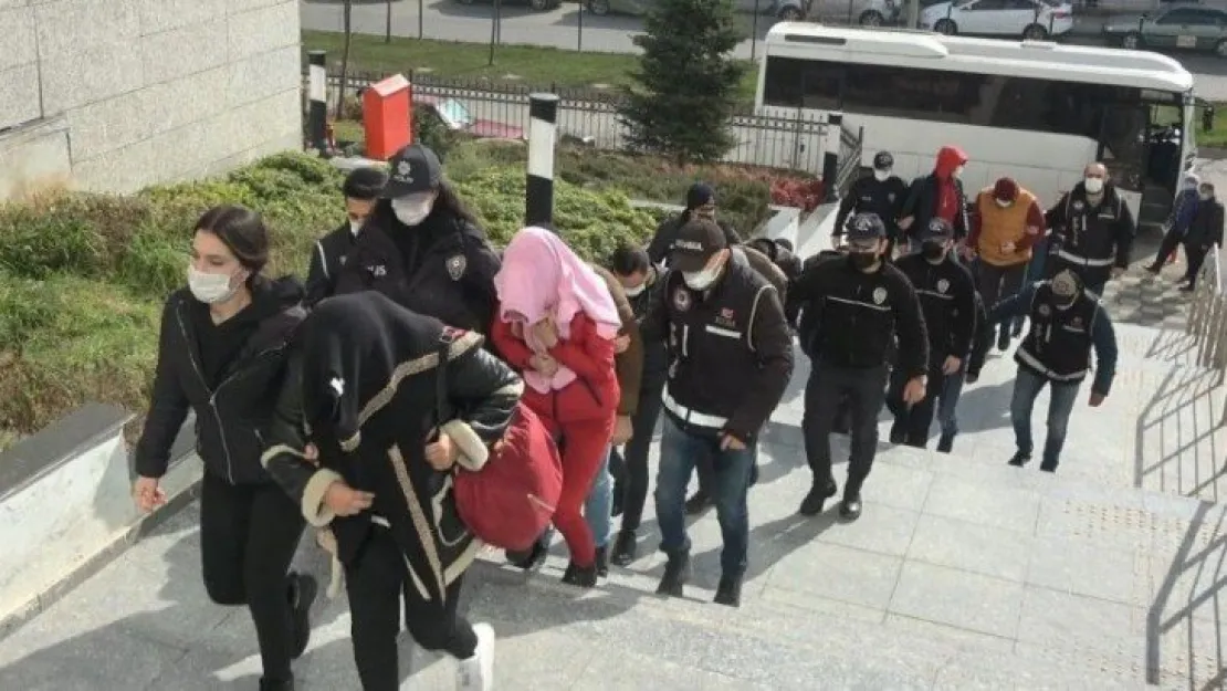 ATM'lere sahte para yükleyip vurgun yapmışlar