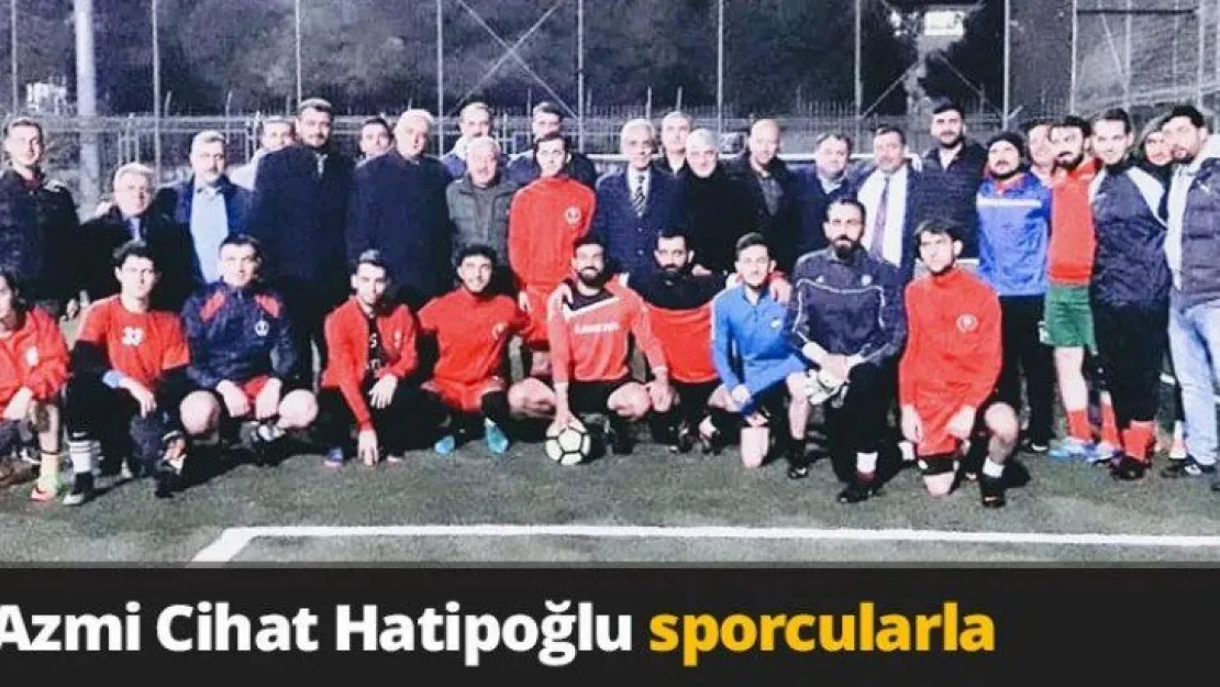 Azmi Cihat Hatipoğlu sporcularla
