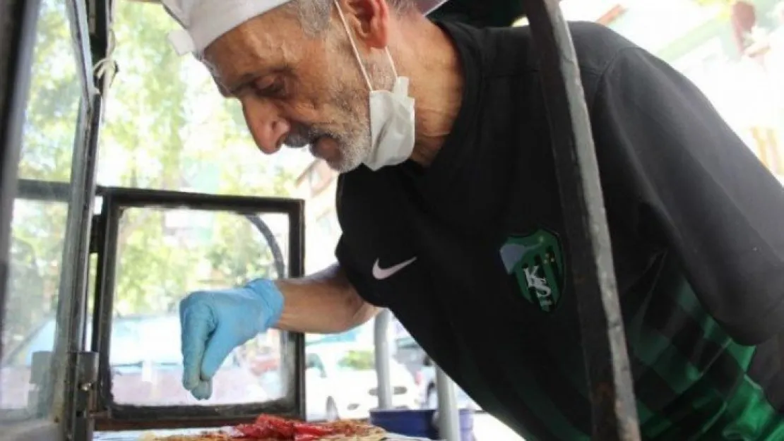 Babasından kalan yadigar seyyar arabasıyla sokak sokak gezerek lahmacun satıyor!