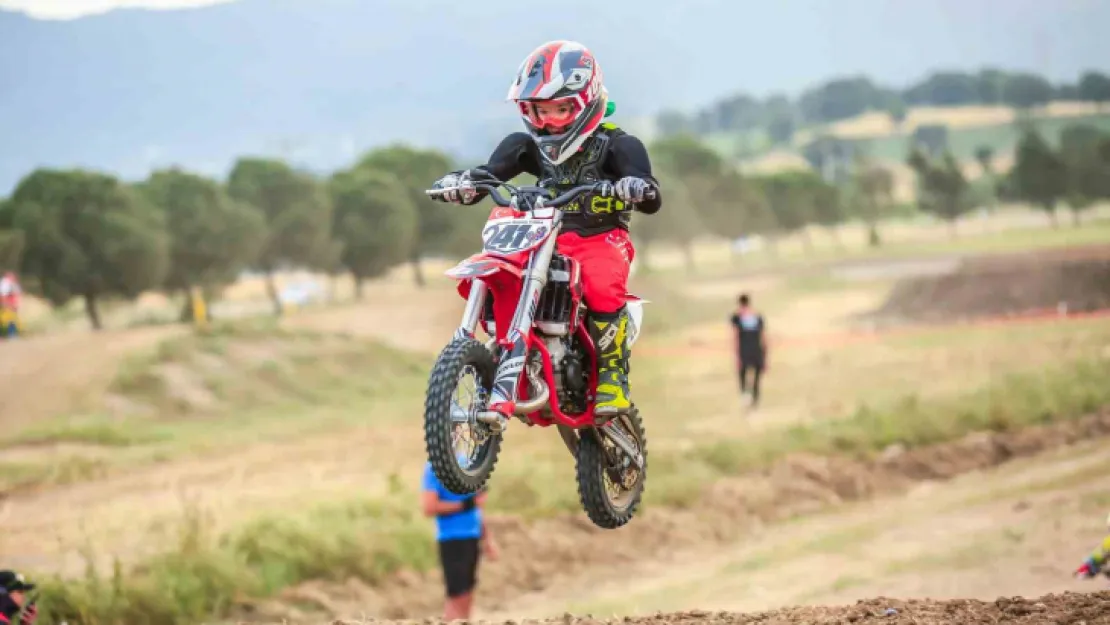 7 yaşında motokrosçu oldu