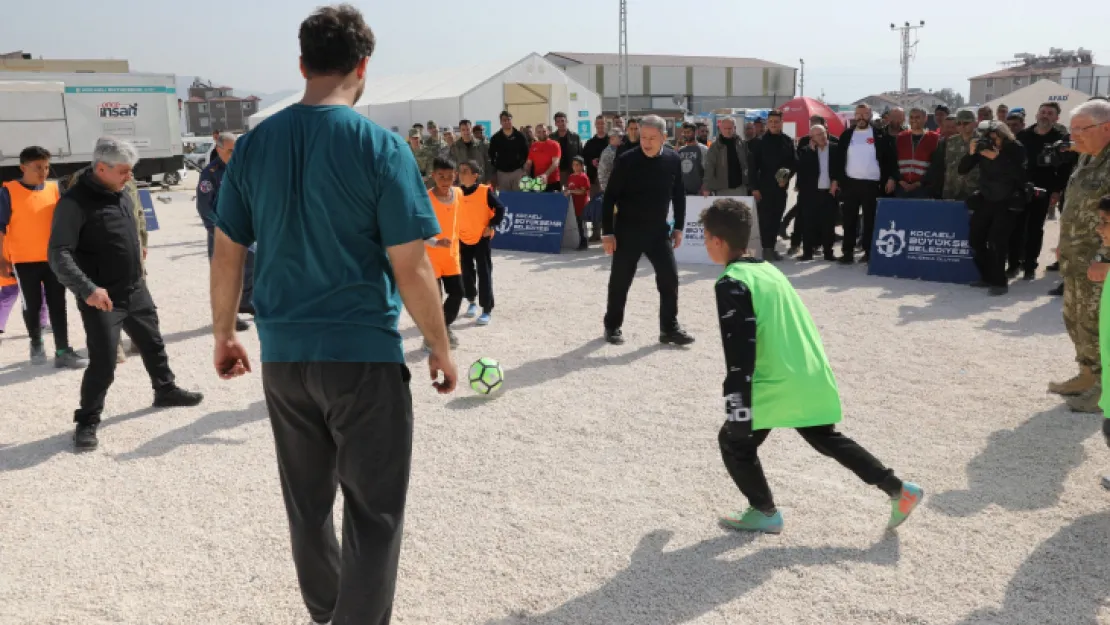 Bakan Akar, Büyükşehir'in çadır kentinde futbol oynadı