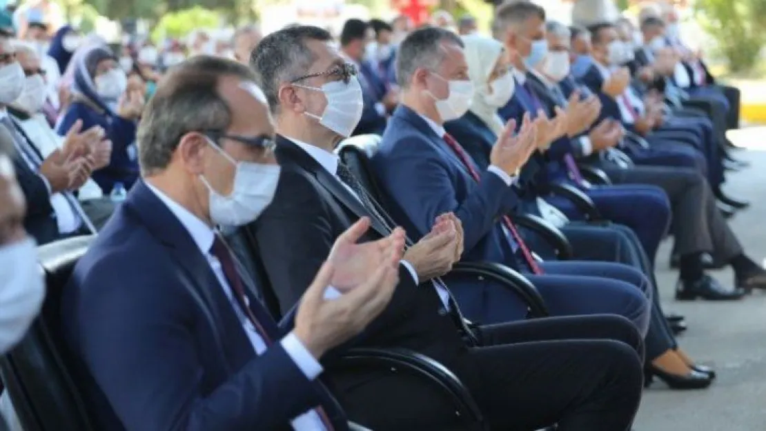 Bakan Ziya Selçuk'tan 17 Ağustos Depremi Şehitliği'ne ziyaret