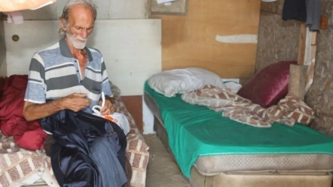Barakadan alınıp barınma merkezine yerleştirilince gözyaşlarına boğuldu
