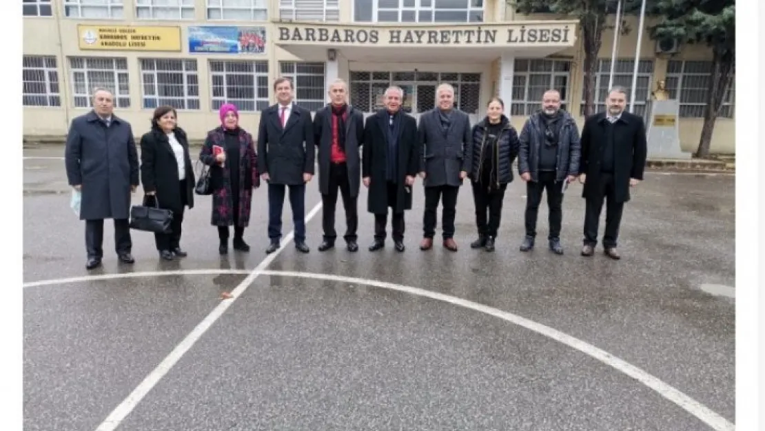 Barbaros Hayrettin Lisesi önünde anı fotoğrafı 