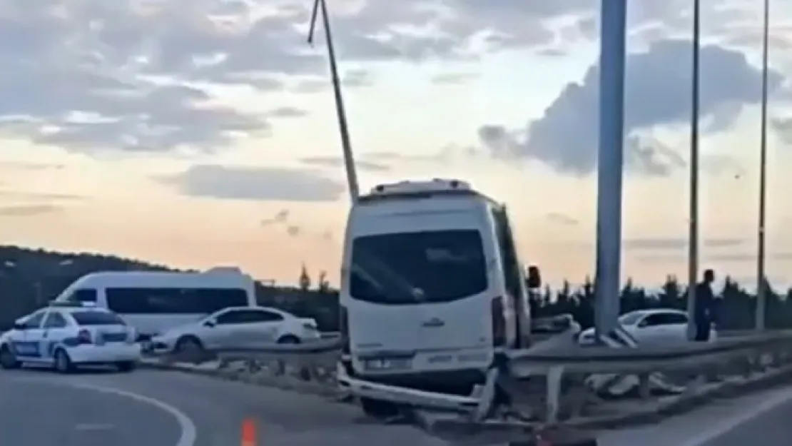 Servis aracı bariyere çarptı