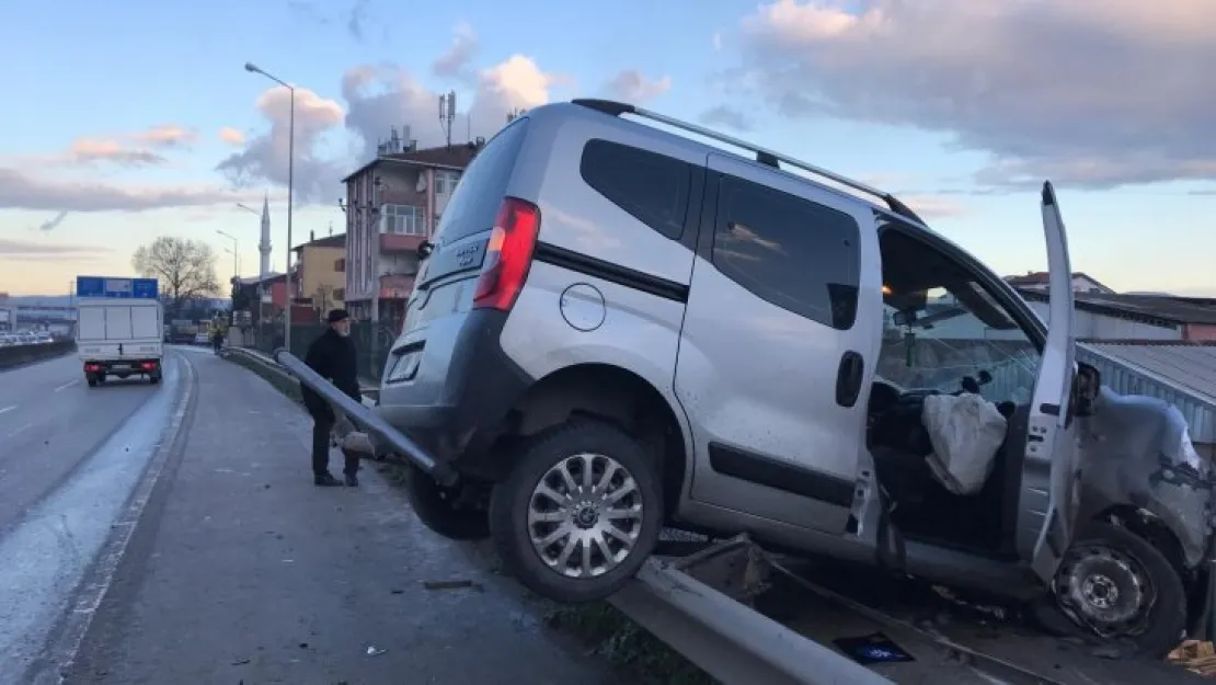 Bariyerlere çarpan hafif ticari araç duvarda asılı kaldı