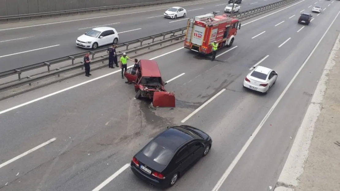 Bariyerlere çarpan otomobil hurdaya döndü!