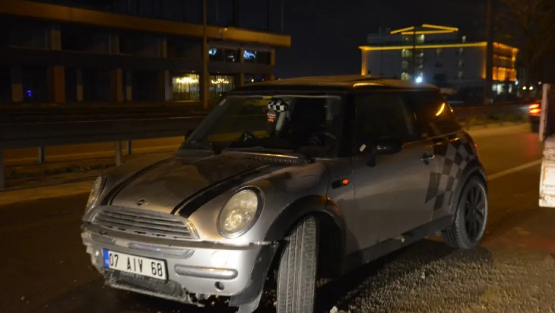 Bariyerlere çarpan otomobil ters yönde durabildi