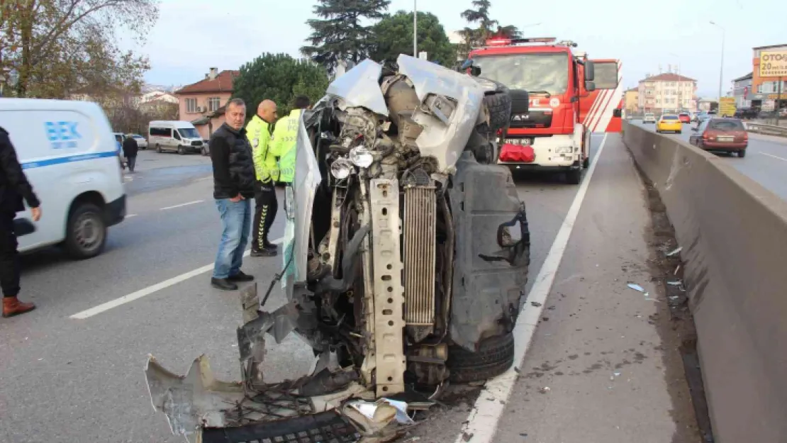 Yan yatan otomobil hurdaya döndü