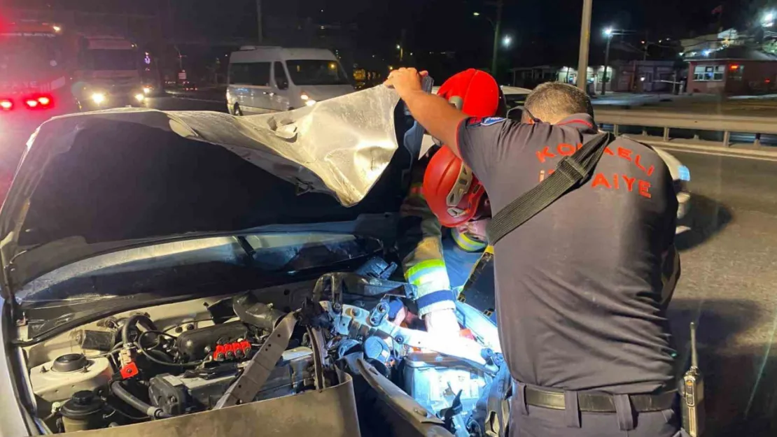 Bariyerlere saplanan otomobilden burnu kanamadan çıktı