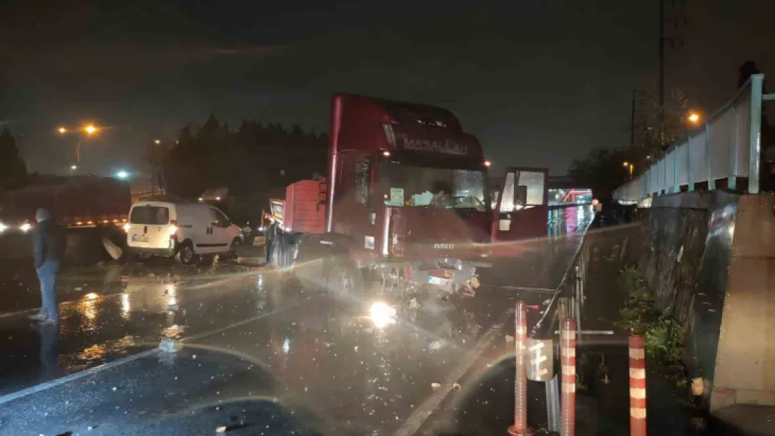 İzmit'te bariyerleri aşan tır karşı şeritte durabildi