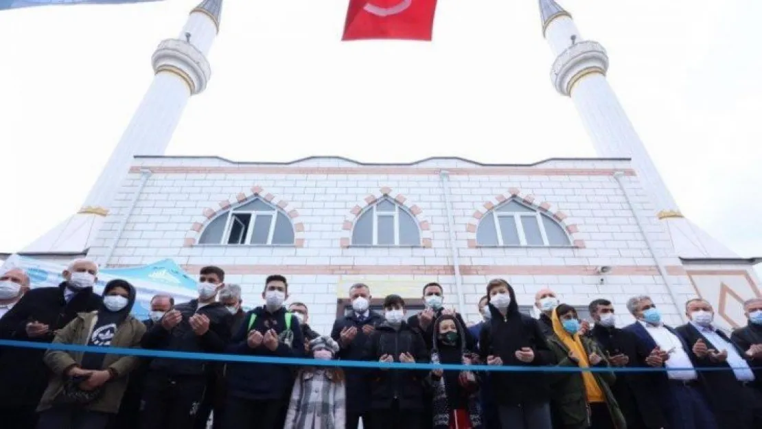 Başiskele'nin en büyük camisi ibadete açıldı