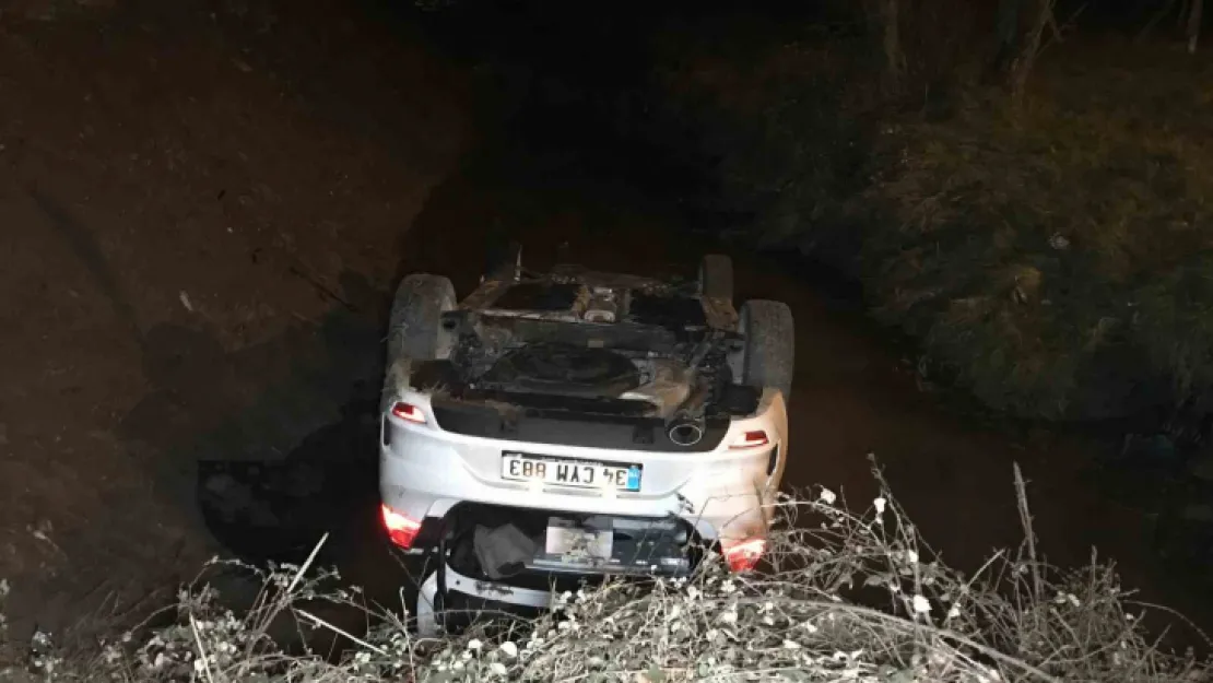 Manevra yapan otomobil dereye uçtu