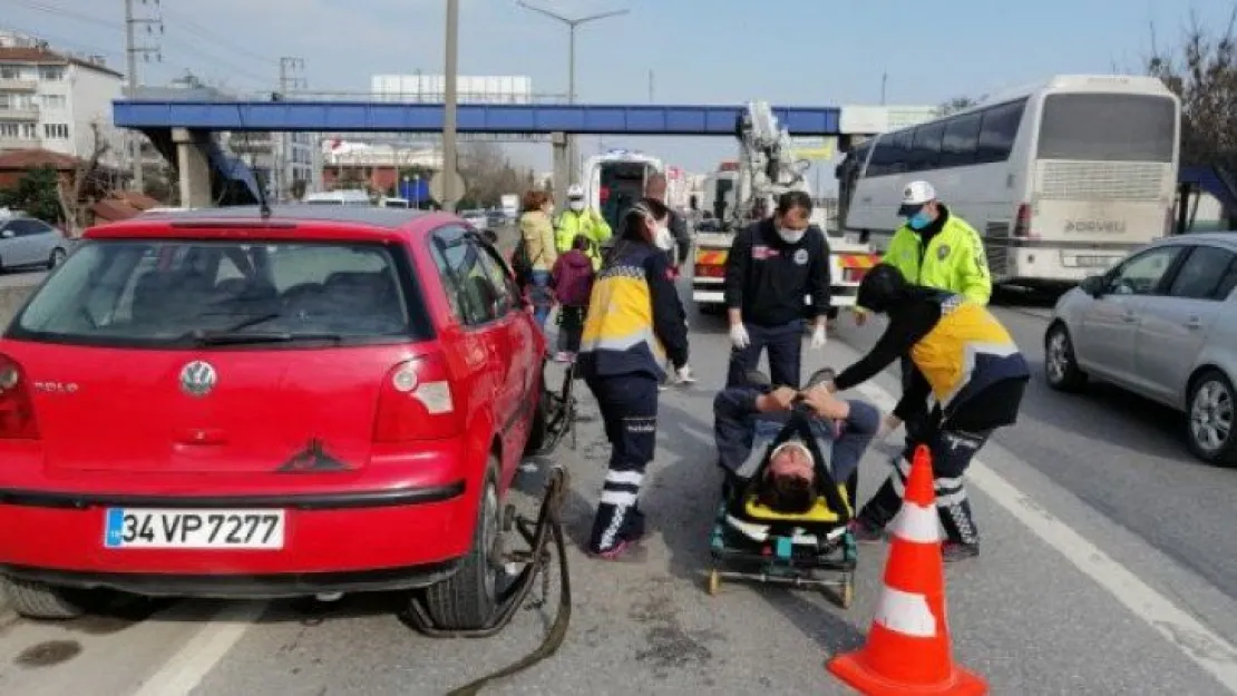 Başka bir aracın sıkıştırdığı otomobil bariyere çarptı: 1 yaralı