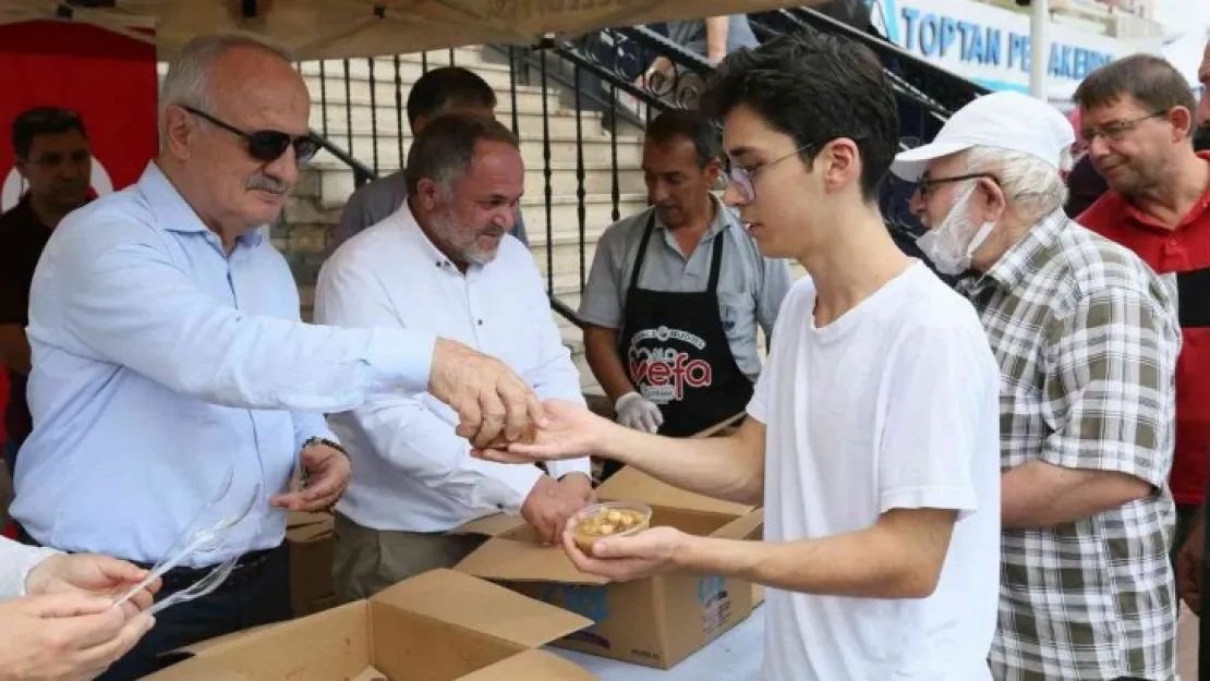 Uzun zamandır ortalarda görünmeyen Başkan Aygün aşure dağıttı