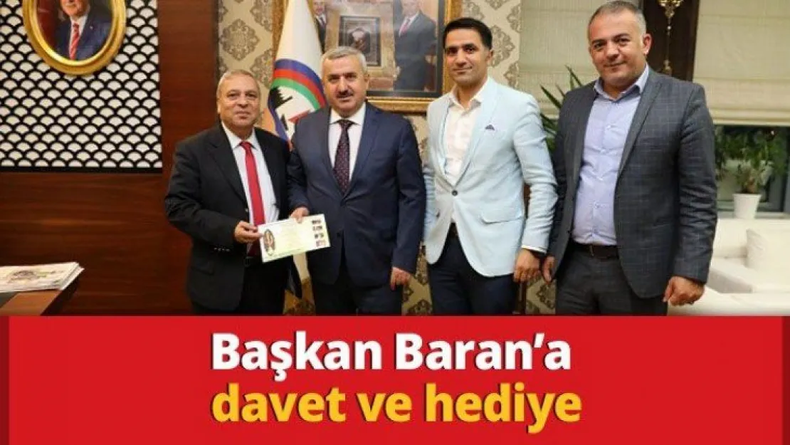 Başkan Baran'a davet ve hediye