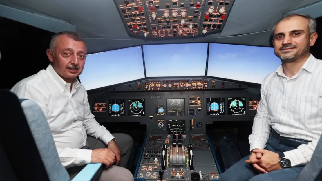 Başkan Büyükakın kokpite geçti, dev uçağı uçurdu!