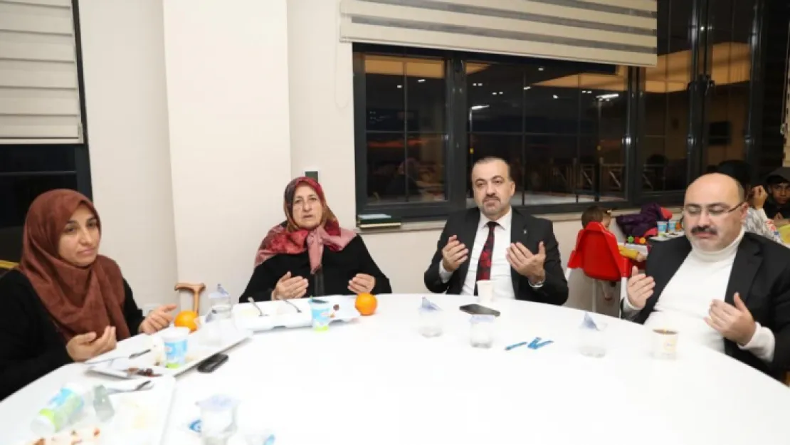 Başkan Talus, depremzedelerle iftar yaptı