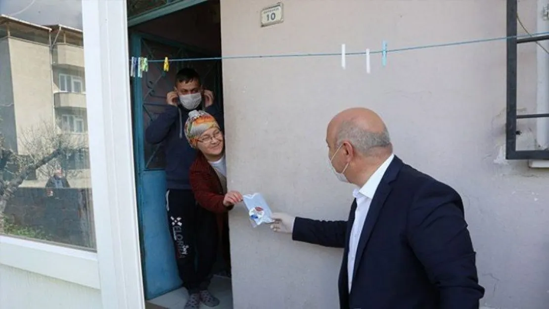 Başkanın işi maske dağıtmak mı?
