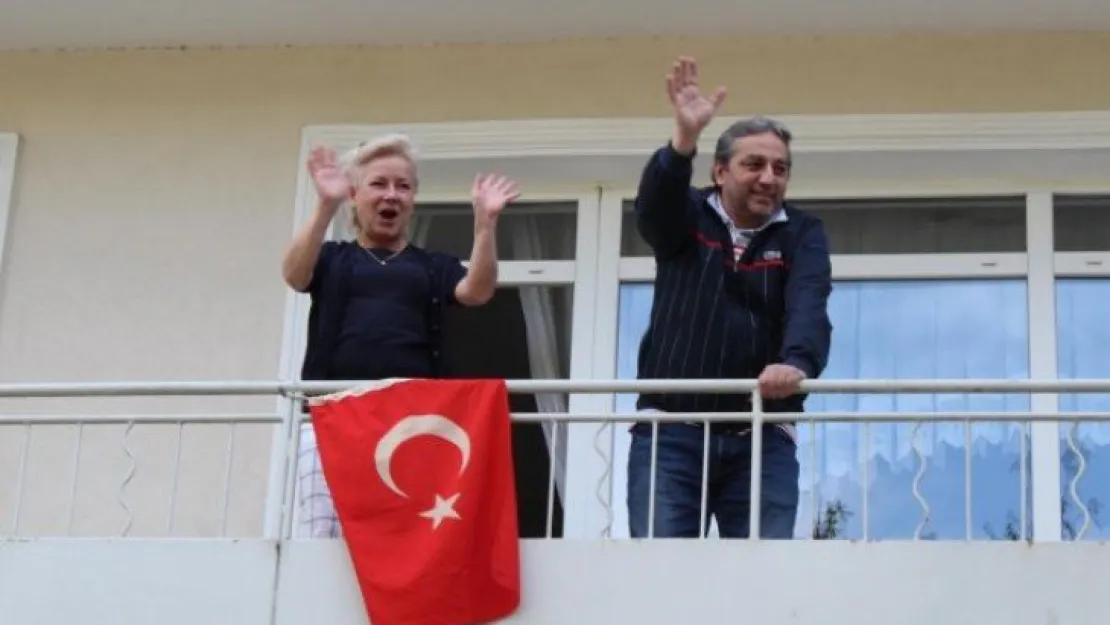 Bayrakla yürüyerek mahallelinin 23 Nisan'ını kutladı
