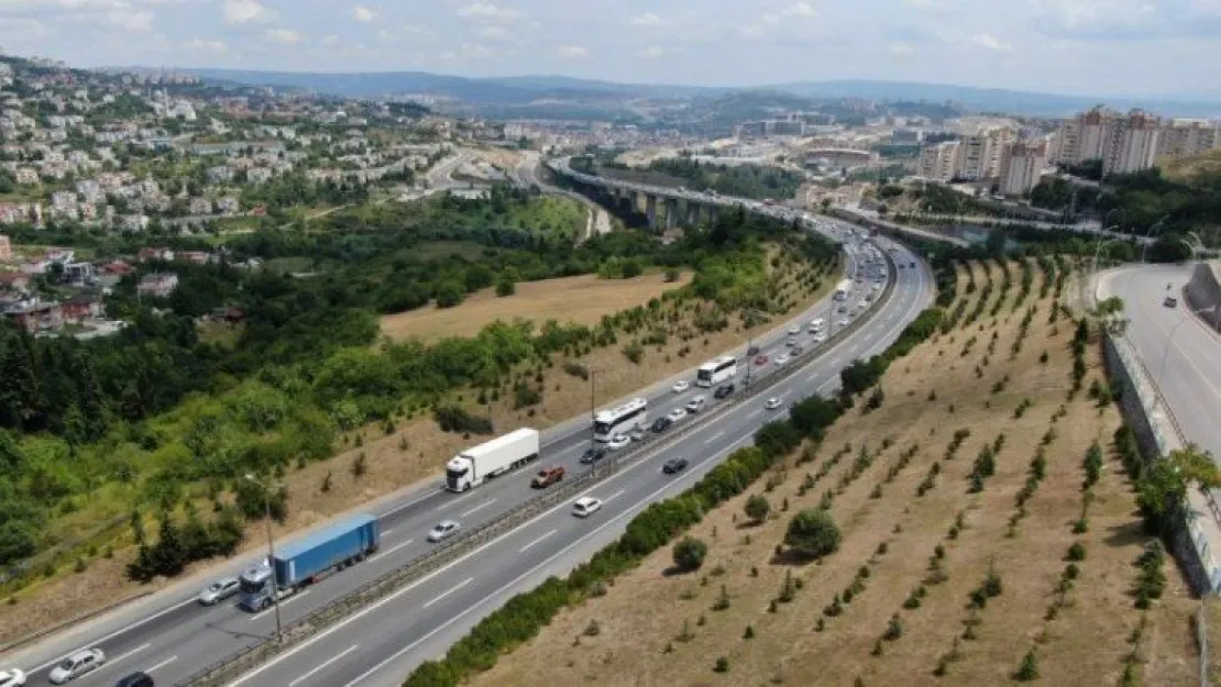 Bayram dönüşü zincirleme kaza TEM'i kilitledi!