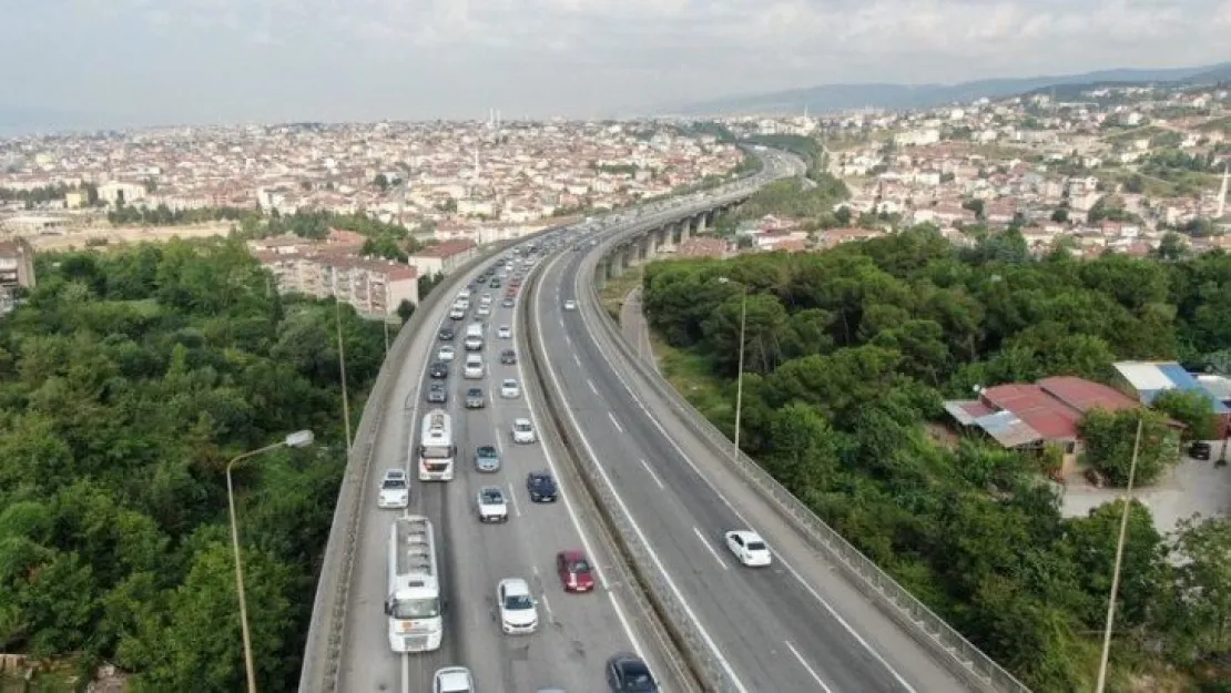 Bayramın ikinci günü yola çıkanlar TEM'i kilitledi