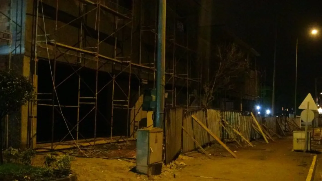 Bekçi hırsızlar tarafından bıçaklandı