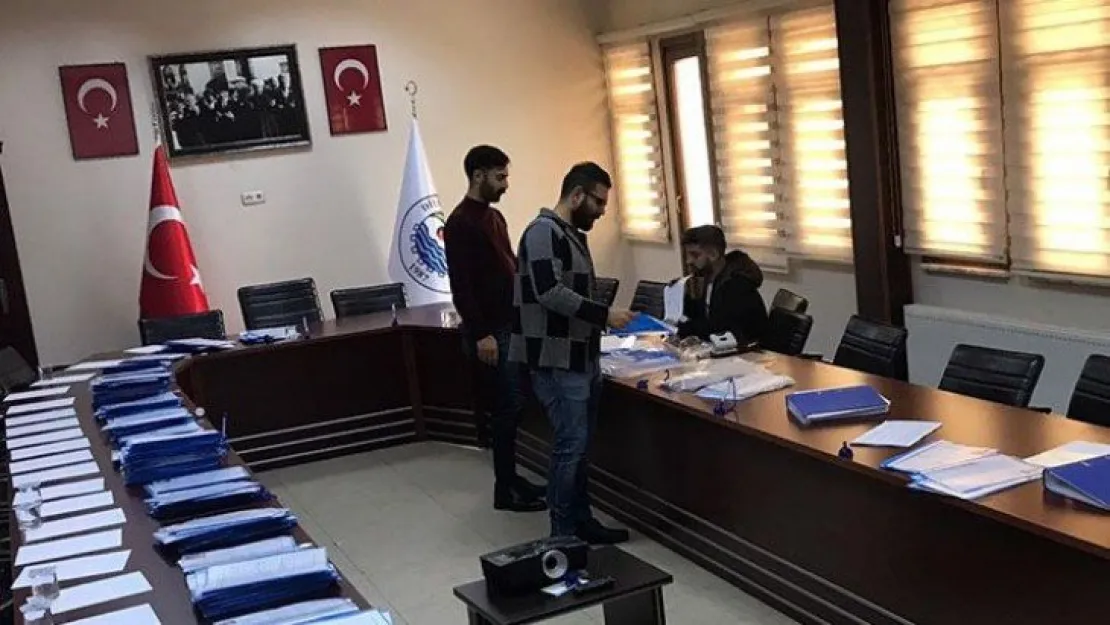 Belediye başkanı maaşını öğrencilere burs olarak dağıtıyor!